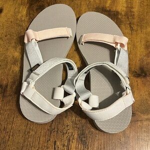 Never worn Teva Universal sandals shimmering silver and pink size 9